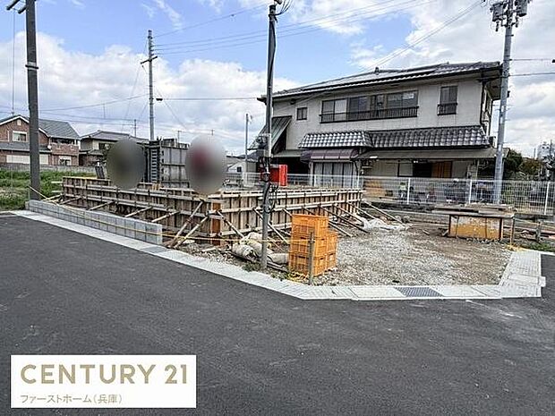 閑静な住宅街に位置する土地です。周囲には新しい戸建て住宅が立ち並び落ち着いた雰囲気が広がっています。道路幅が広く車の出入りもスムーズです。