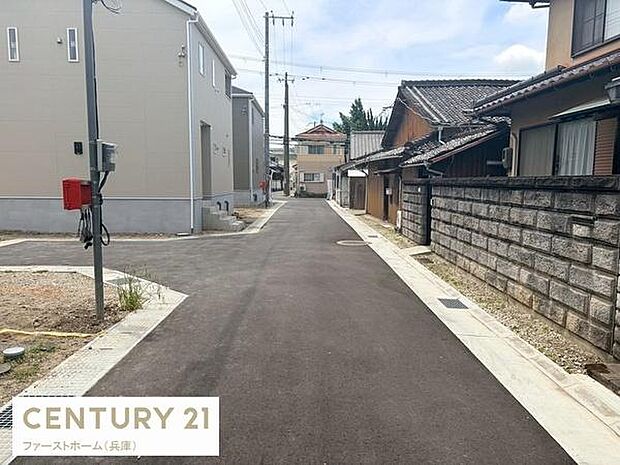 前面道路が敷地に面しておりアクセスしやすい環境です。周囲は住宅が並び落ち着いた景観が広がっています。舗装された道路は幅も十分にあり車の出入りも行いやすい印象です。建物の新旧が調和した街並みが望めます。
