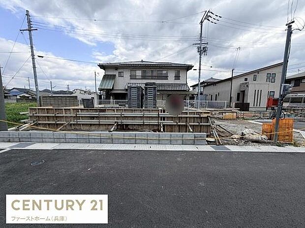 周辺は落ち着いた住宅街となっております。前面道路も広く車の出入りもスムーズに行えます。