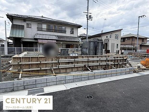 前面道路に面しており車の出入りもスムーズに行えます。周囲は住宅地で落ち着いた雰囲気が広がっています。