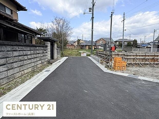 歩道が整備されており周辺環境も落ち着いた雰囲気です。近隣には住宅や施設が点在し生活利便性を感じられる立地です。現地の様子がしっかり確認できます。