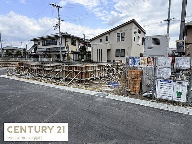 基礎工事が進行中の様子が確認できます。周囲は閑静な住宅街となっており整った街並みが印象的です。新築ならではの清潔感を感じられる現場です。工事現場の整理整頓が行き届いており安心感があります。