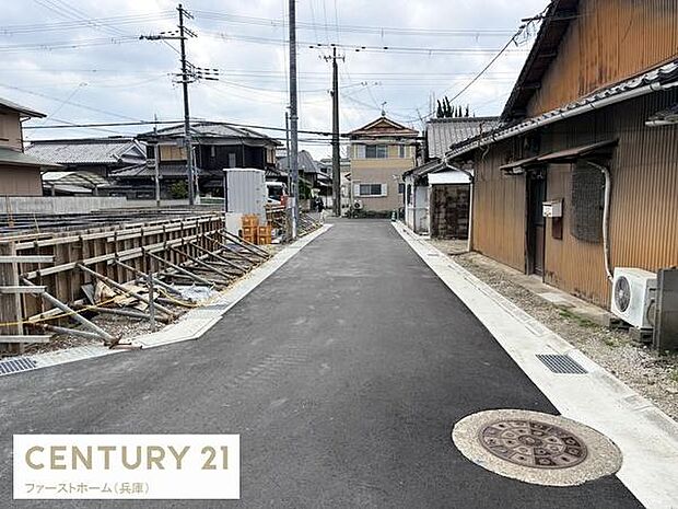 前面道路は舗装されていてスムーズな車両の出入りが可能です。現地周辺は落ち着いた雰囲気があり周辺環境も整っています。新築物件の建設も進められており今後の発展にも期待できます。