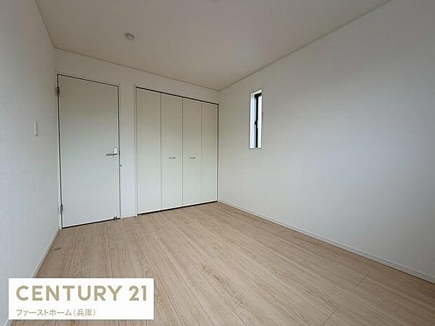 シンプルなデザインが特徴の子供部屋です。明るい木目調の床が室内に温かみを感じさせます。収納スペースも備わっており空間をすっきりと使えます。窓から自然光が入り日中も快適に過ごせます。