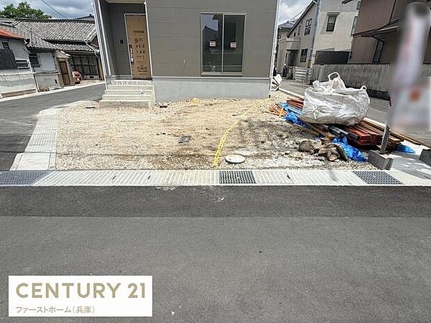 前面道路に面した場所にあり車の出し入れがしやすい駐車場です。敷地が広く複数台の駐車も可能です。住宅のすぐ前に位置し使い勝手の良さが感じられます。建物との動線も短く便利です。