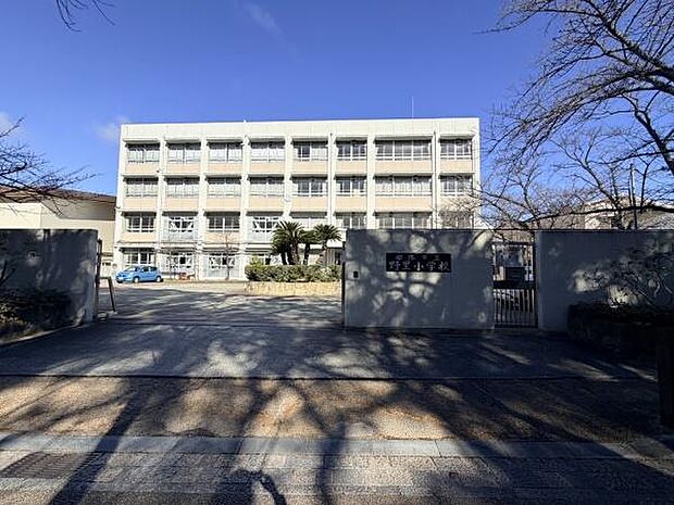 姫路市立野里小学校まで820m