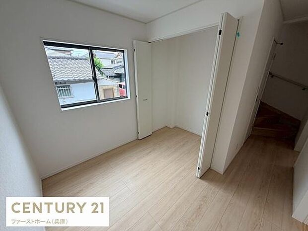 明るい窓から自然光がたっぷりと入るお部屋です。シンプルな内装で使い勝手の良い空間が広がっています。収納スペースも確保されており日々の暮らしに便利です。すぐそばに階段があり動線もスムーズです。