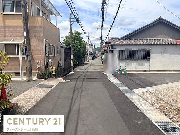 前面道路は舗装されており周辺の建物も整っています。電柱や配線もすっきりと配置されていますので周囲の景観がまとまっています。道路幅もしっかりと確保されており車の通行も見込めます。