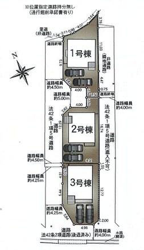 全体区画図から各棟ごとに駐車スペースが確保されています。前面道路の幅員もそれぞれ異なり各住戸の独立性が図られています。整形された敷地配置で使いやすい設計です。周辺道路幅員も十分に確保されています。