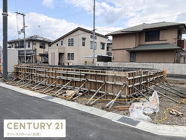 新築の基礎工事が進行中で住まいの土台がしっかりと作られています。現地の様子を直接確認できるのも安心です。周辺には落ち着いた住宅が並び街並みも整っています。建築途中の物件の様子をしっかり把握できます。