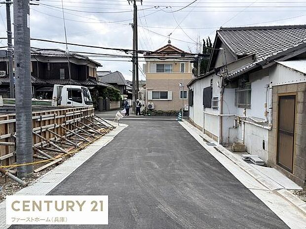 前面道路が広がり車の出入りもスムーズに行えます。周囲には落ち着いた住宅が並び整然とした街並みが特徴です。新しい舗装が施されており清潔感があります。現地の様子をしっかり確認できる写真です。