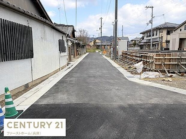 前面道路がしっかり舗装されており周囲の住宅街とも調和した雰囲気です。現地の様子が確認しやすい写真となっています。道路幅も確保されており車の出入りもしやすそうです。