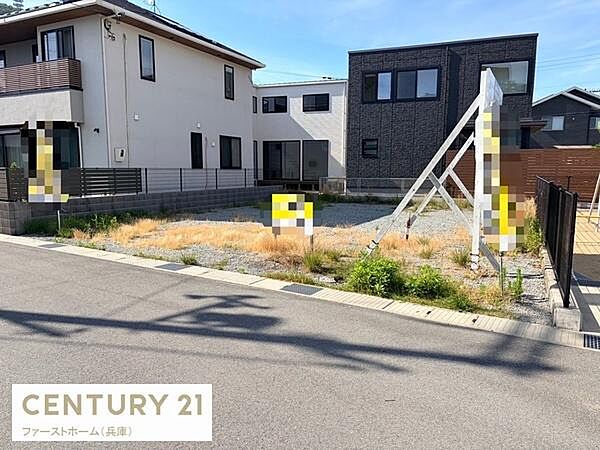前面道路が広く車の出入りがしやすい現地土地写真です。落ち着いた住宅街の一画で周囲には新しい住宅が建ち並んでいます。整形地で建築の計画が立てやすい形状となっています。