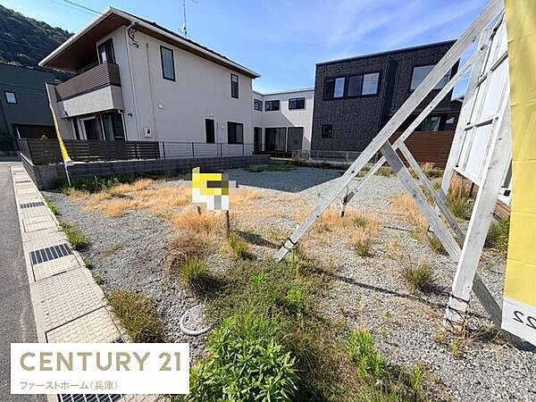 周囲には新しい住宅が並び落ち着いた雰囲気の現地土地写真です。前面道路も整然としており生活導線がわかりやすい立地です。太陽光がしっかり入る明るい土地として活用いただけます。