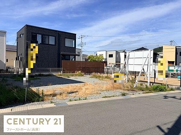 区画整備がしっかりとされている現地土地写真です。道路からのアプローチもスムーズに可能です。周囲には住宅が立ち並び周辺環境も整っています。現況を確認できる現地写真です。