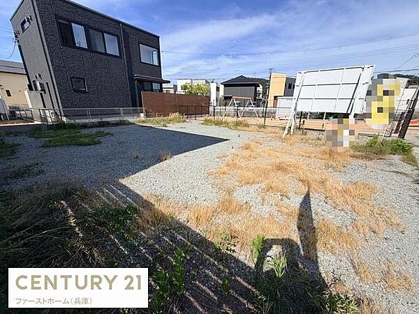 開放感のある敷地で陽当たりも良好です。周辺には住宅が建ち並び落ち着いた雰囲気が広がっています。整地されており現地土地写真からも状態の良さが確認できます。用途に合わせて活用しやすい環境です。