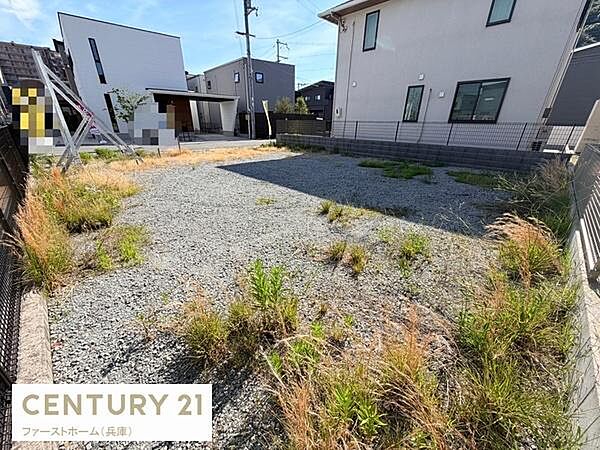 現地土地写真から日当たりの良さが感じられます。周囲には住宅が建ち並び落ち着いた環境です。前面道路も整備されており生活利便性が期待できます。