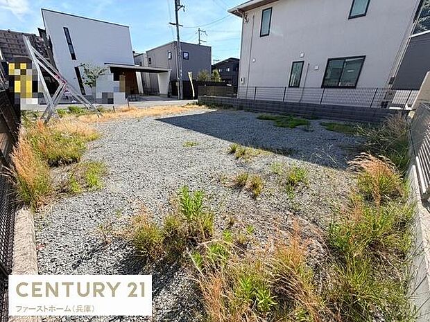 現地土地写真から日当たりの良さが感じられます。周囲には住宅が建ち並び落ち着いた環境です。前面道路も整備されており生活利便性が期待できます。