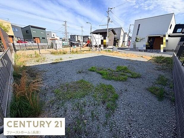 周囲に住宅が建ち並ぶ落ち着いたエリアに位置しています。道路に面した現地土地写真ですのでアクセスしやすい環境です。フェンスに囲まれておりプライベート感を感じやすい区画です。