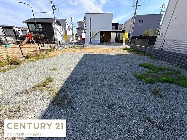 現地土地写真です。周囲には住宅が立ち並び落ち着いた住宅街の一画にあります。前面道路も広々としており開放感があります。両隣との距離感も程よく空間を確保しやすい区画です。