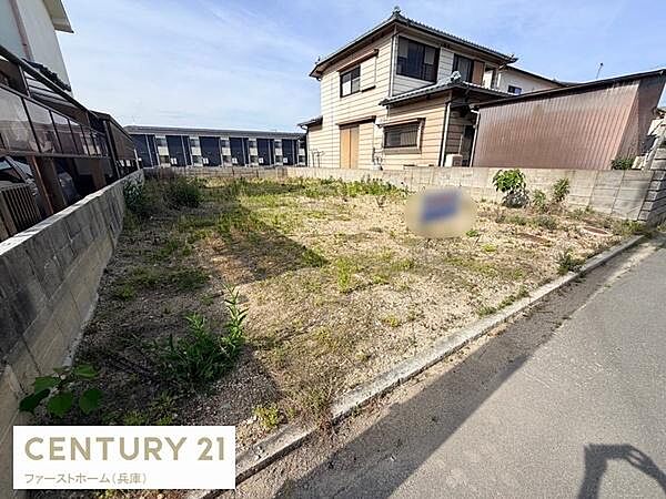 日当たりの良い現地土地写真です。周囲は住宅が立ち並び前面道路がしっかり整備されています。境界が明確で敷地の形も扱いやすいです。生活利便が期待できる環境です。