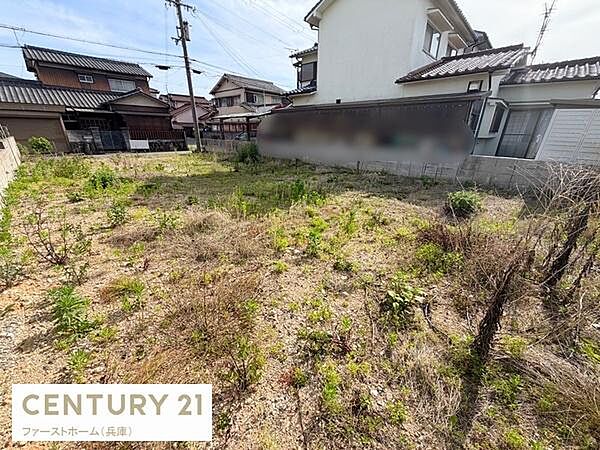 開放感のある現地土地写真です。周囲に住宅が立ち並ぶ落ち着いた環境がうかがえます。道路に面しているため出入りもスムーズです。建築のプランが広がる土地としてご検討いただけます。