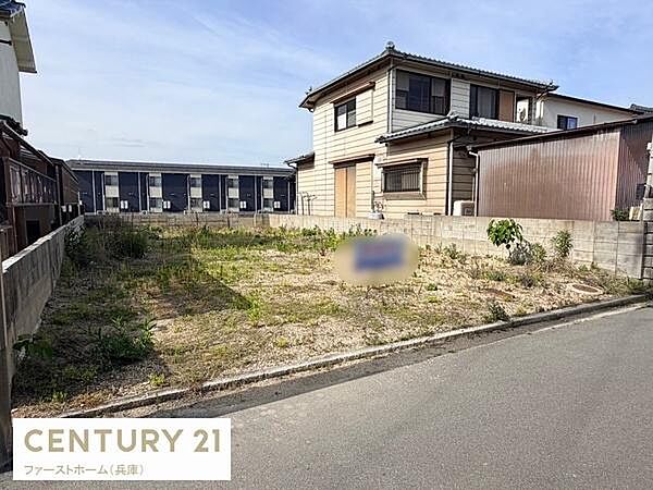 現地土地写真がしっかり確認できる一枚です。周囲は住宅街となっており落ち着いた雰囲気が感じられます。敷地の広さや形状がわかりやすくなっています。現地の状態を把握しやすい写真です。