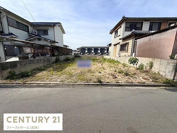 前面道路に接した現地写真ですので車の出し入れがしやすい印象です。周囲は住宅に囲まれ落ち着いた環境です。敷地の全体像が分かりやすく建築プランも想像しやすい区画です。開放感があります。
