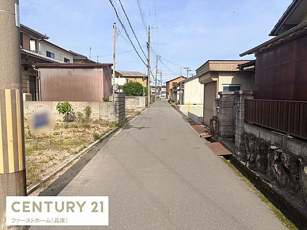 落ち着いた住宅街に位置する前面道路含む現地写真です。周辺は静かな雰囲気が広がっています。道路幅もあり車の出入りも可能な環境です。現地の様子をしっかり確認できる一枚です。