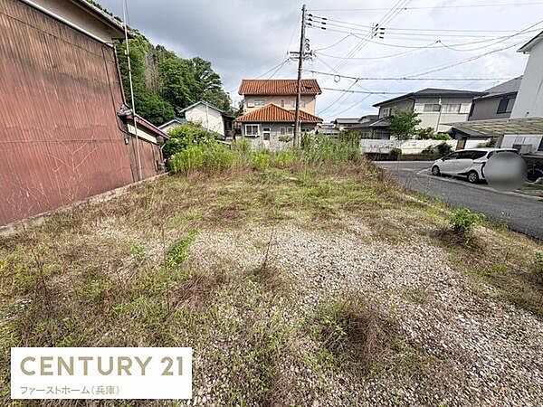 現地土地写真からゆとりあるスペースが特徴的です。周囲には住宅が立ち並び道路へのアクセスも良好です。建築や利用計画が立てやすい形状となっております。日当たりを確保しやすい立地です。