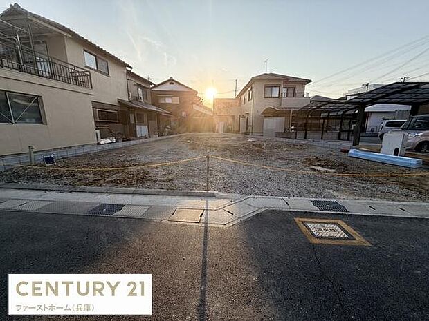 落ち着いた住宅街に位置する外観です。周囲には戸建てが多く閑静な雰囲気が広がります。道路に面しておりアクセスも便利です。