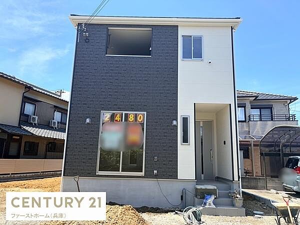 シンプルな外観デザインが特徴的な住宅です。モダンな配色が印象的で落ち着いた街並みに調和しています。開口部が広く明るさをしっかり確保できる設計です。玄関部分もゆとりあるつくりとなっています。