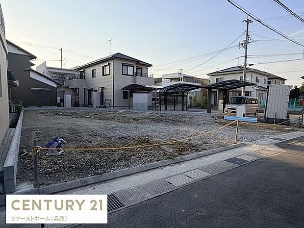 閑静な住宅街に位置する土地です。周囲には新しい戸建て住宅が立ち並び落ち着いた雰囲気が広がっています。道路幅が広く車の出入りもスムーズです。