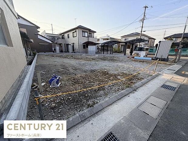 現在建築中の現場写真です。工事の進行状況がわかる貴重な一枚です。現地の雰囲気を感じていただけます。周辺には住宅が立ち並ぶ落ち着いた環境です。