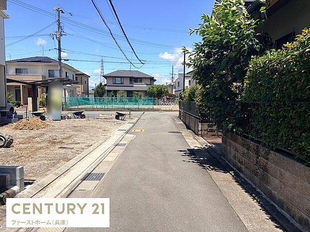 前面道路はしっかり舗装されており車や自転車での移動もスムーズです。周囲は閑静な住宅街となっており環境も落ち着いています。道幅も確保されているため車の出入りも安心できます。