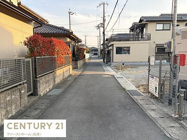 歩道が整備されており周辺環境も落ち着いた雰囲気です。近隣には住宅や施設が点在し生活利便性を感じられる立地です。現地の様子がしっかり確認できます。