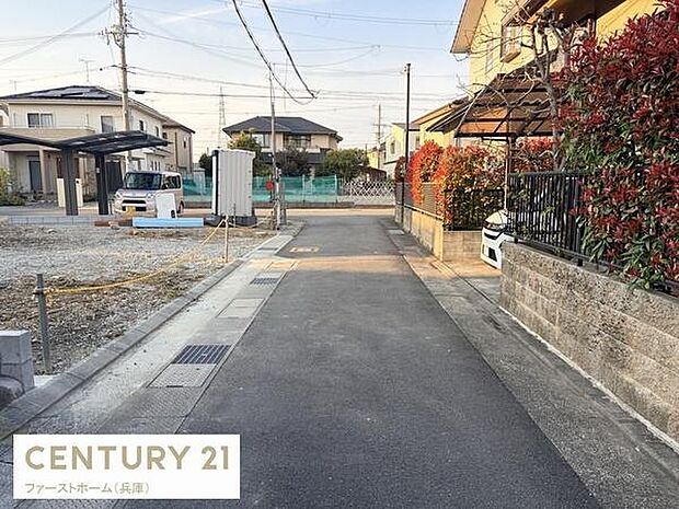 前面道路を含む現地の様子です。周囲は静かな住宅街となっています。道路幅も十分あり車の出入りがしやすい環境です。現地の雰囲気をそのままご覧いただけます。