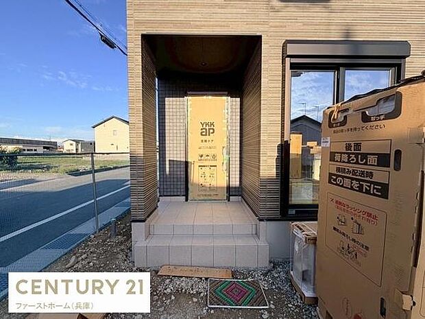 玄関はシンプルなデザインでステップ付きのアプローチが特徴です。周囲にゆとりがあり明るい印象の玄関スペースとなっています。窓からたっぷり自然光が差し込みます。落ち着いた外観が住まいの印象を引き立てます。