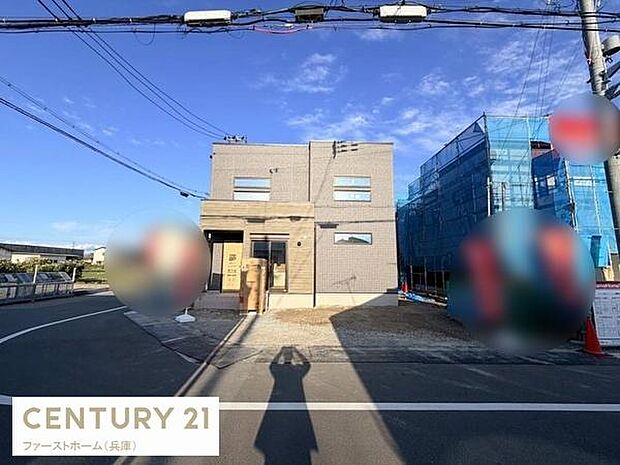 敷地内に駐車場があり車の出し入れがしやすい立地です。目の前の道路も広く駐車作業もスムーズに行えます。建物と隣接しているため雨の日も安心してご利用いただけます。駐車スペースがゆったりと確保されています。