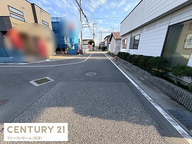 現地前面道路の様子がしっかりと確認できます。道路幅も比較的広く車の運転や通行がしやすい印象です。周囲には建物や植栽が整然と並び街並みに落ち着いた雰囲気があります。