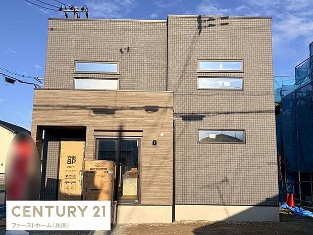 外観はシンプルでスタイリッシュな雰囲気です。スクエアなフォルムが印象的です。バランスよく配置された窓が外観のアクセントになっています。木目調とタイル調の外壁が調和しています。