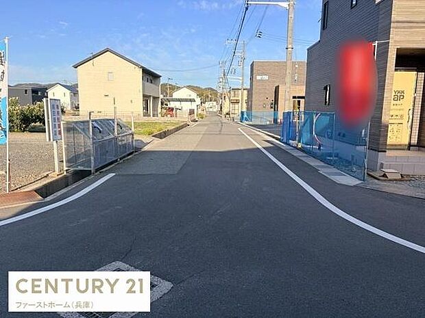 前面道路は広々としており車の出し入れがしやすい環境です。電柱や配線もすっきり整備されていて景観が整っています。道路沿いは住宅が並び落ち着いた街並みが広がります。歩道部分も十分なスペースがあります。