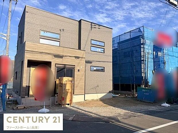 シンプルですっきりとしたデザインが特徴的な外観です。大きな窓からは自然光が入りやすく明るい雰囲気を感じます。周辺には建築中の建物もあり新しい住宅地としての期待が高まります。