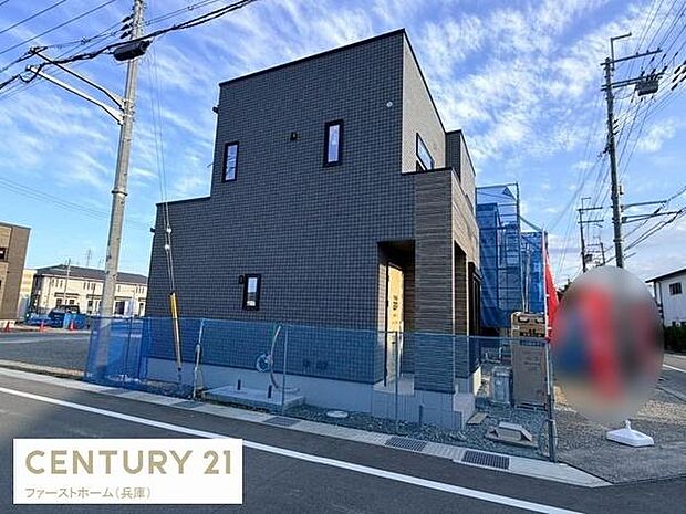 角地に位置し開放感のある外観が特徴です。シンプルなデザインで落ち着いた印象を与える建物です。周囲には住宅が並び街並みに調和しています。道路からのアクセスも良好です。