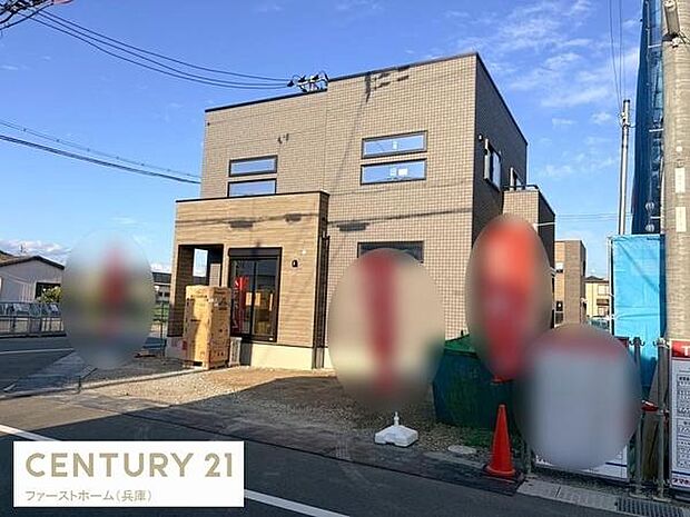 落ち着いた色合いの外観が印象的な住宅です。窓の配置も特徴的でモダンなデザインが際立ちます。角地に建っているため開放感があります。駐車スペースも確保されています。