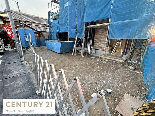 前面道路からスムーズに出入りできる駐車スペースです。敷地内はゆとりがあり大型車の駐車もできます。建築中のため今後の利用方法にも期待が持てます。舗装前の様子を確認できる写真です。