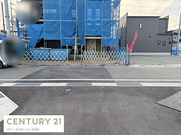 前面道路は幅員がありゆとりのあるスペースが広がっています。現地周辺は新築の建物が立ち並ぶエリアです。道路面は舗装されており車の出入りもスムーズです。現地の様子が一目でわかる写真です。