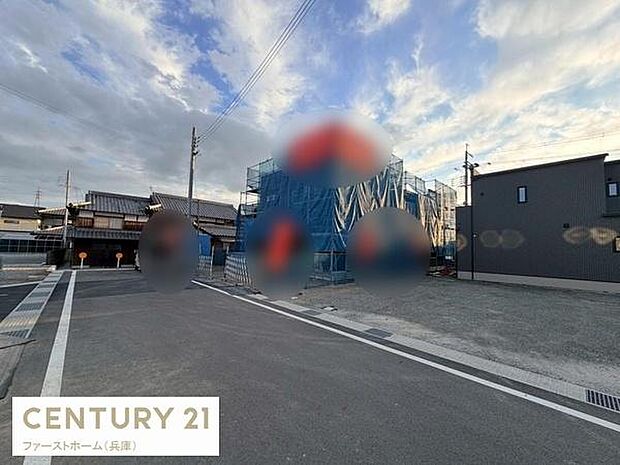 前面道路は見通しが良く車の出入りもスムーズに行えます。現地は工事中ですが整った街並みが感じられます。周囲には新しい建物が多く住環境にも期待が持てます。交通の便も利用しやすい配置です。