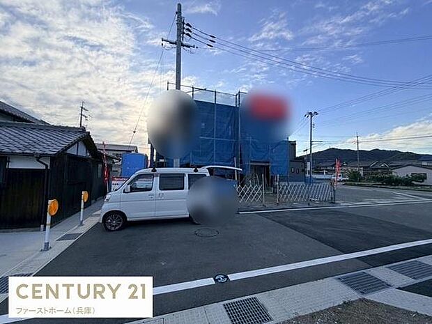 広々とした前面道路が印象的な現地写真です。車の出入りがしやすくスムーズな動線が確保されています。落ち着いた住宅地が広がる周辺環境でゆとりあるスペースが魅力です。駐車もしやすい敷地となっています。