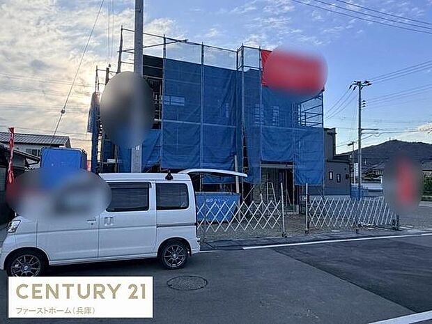 建築中の外観が確認でき今後の仕上がりに期待が持てます。周辺には車の駐車スペースが確保されています。道路との接道が整っており出入りがしやすい立地です。